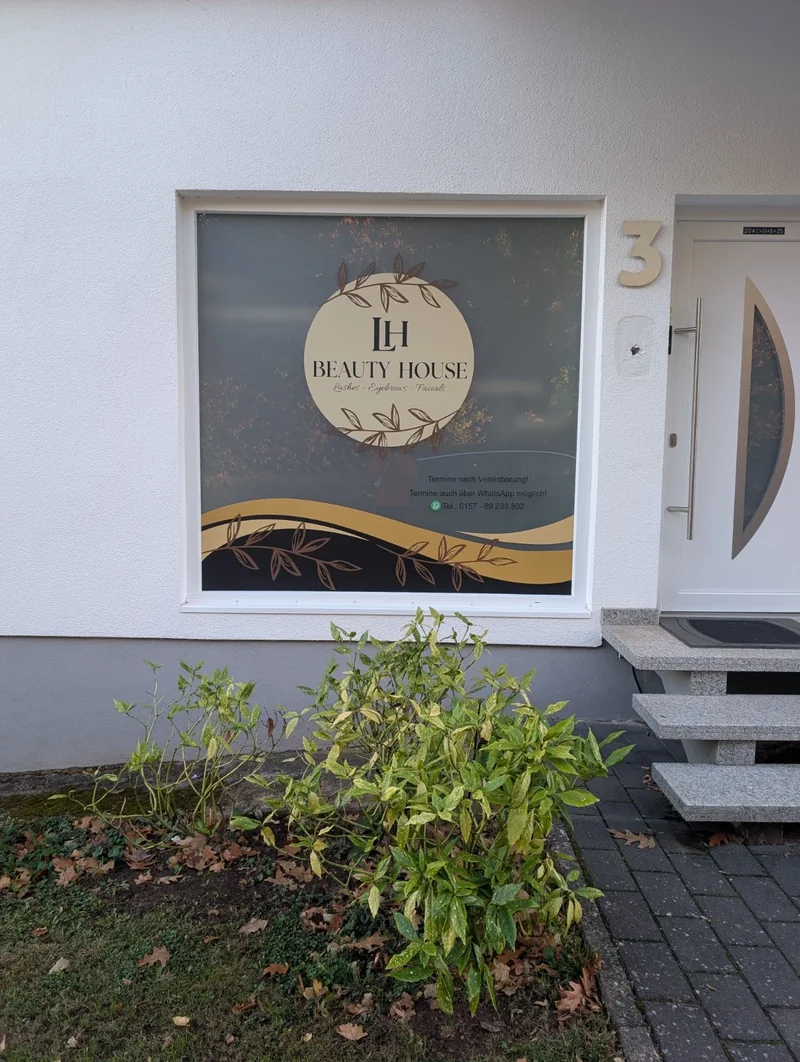 Fertige Fensterbeschriftung für LH Beauty House mit rundem Logo und gold-schwarzem Dekor